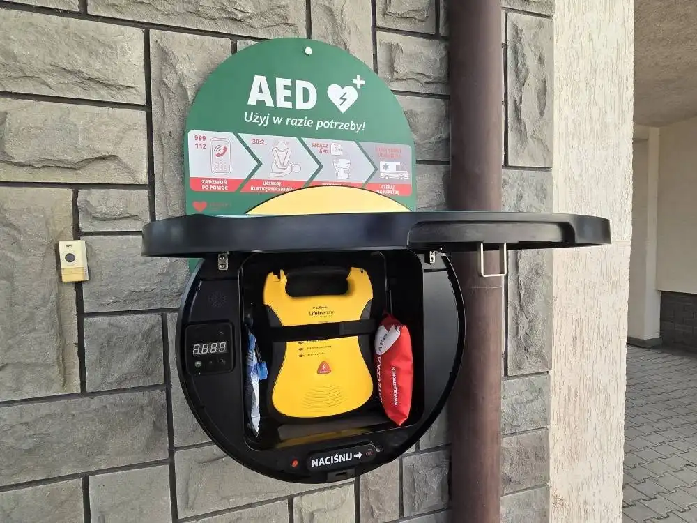 Nowy defibrylator AED w Łukowicy. Mały sprzęt, który może uratować życie