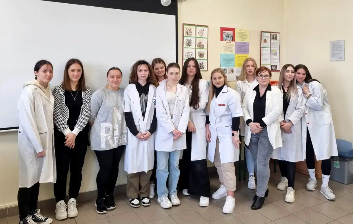 Uczniowie z ZSP w Krynicy-Zdroju zrobili odcisk szczęki a później makijaż