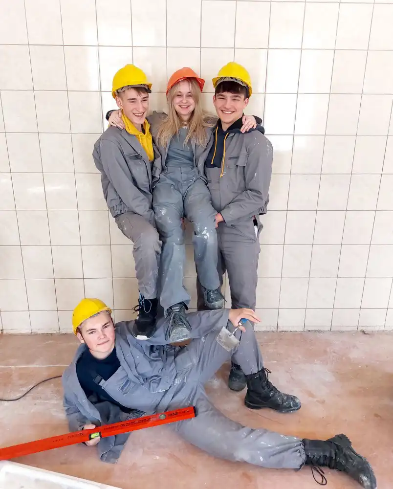 Uczniowie ZS w Łącku murują, malują i kładą płytki