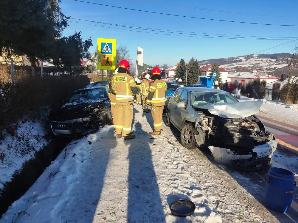 Kolizja w Kąclowej. Zderzyły się dwa samochody osobowe