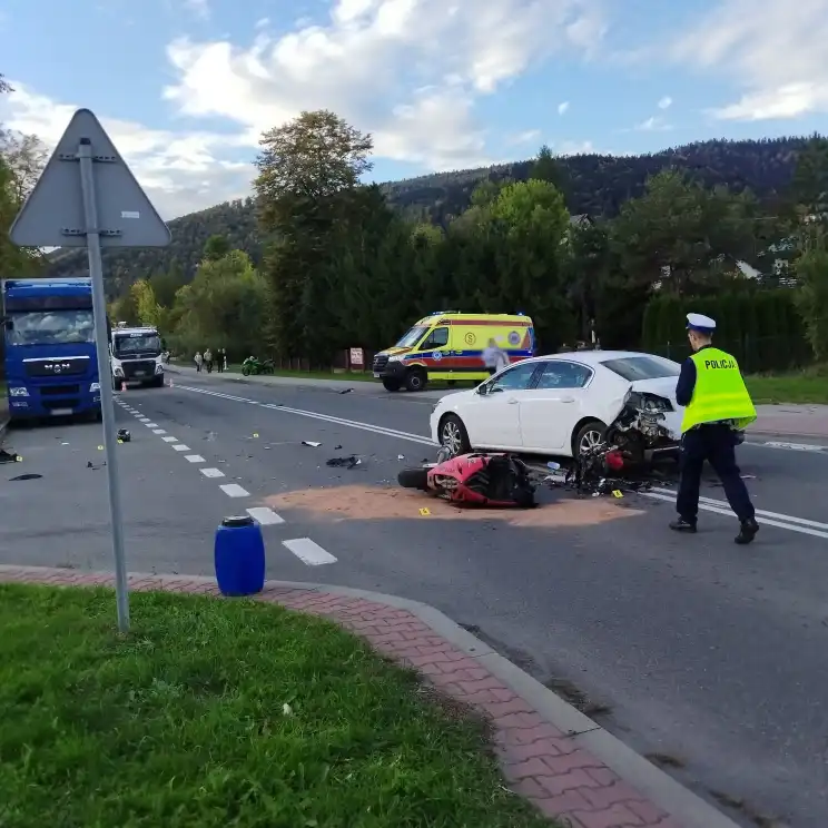 Wypadek w Łabowej. Dwoje motocyklistów w szpitalu po zderzeniu z samochodem