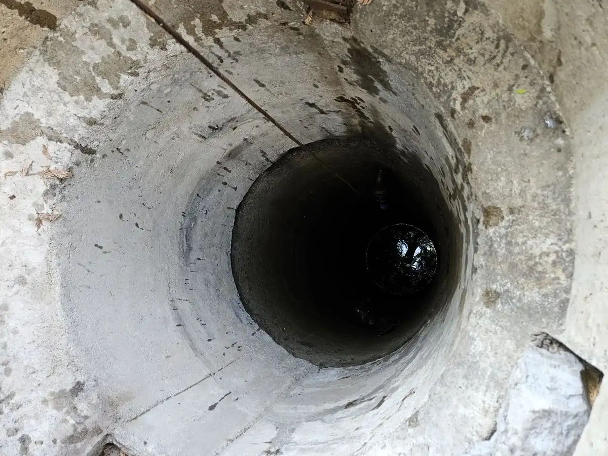 Nowy Sącz: Na ul. Zyndrama pies wpadł do studni. Na pomoc ruszyli strażacy