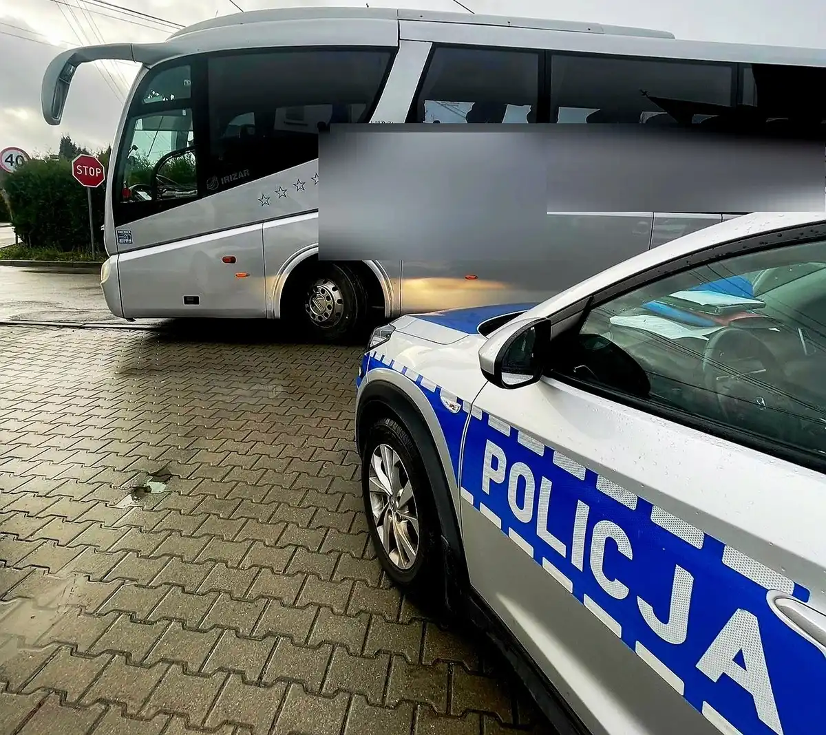 Policjanci z limanowskiej drogówki zatrzymali autokar który miał zabrać dzieci na wycieczkę szkolną