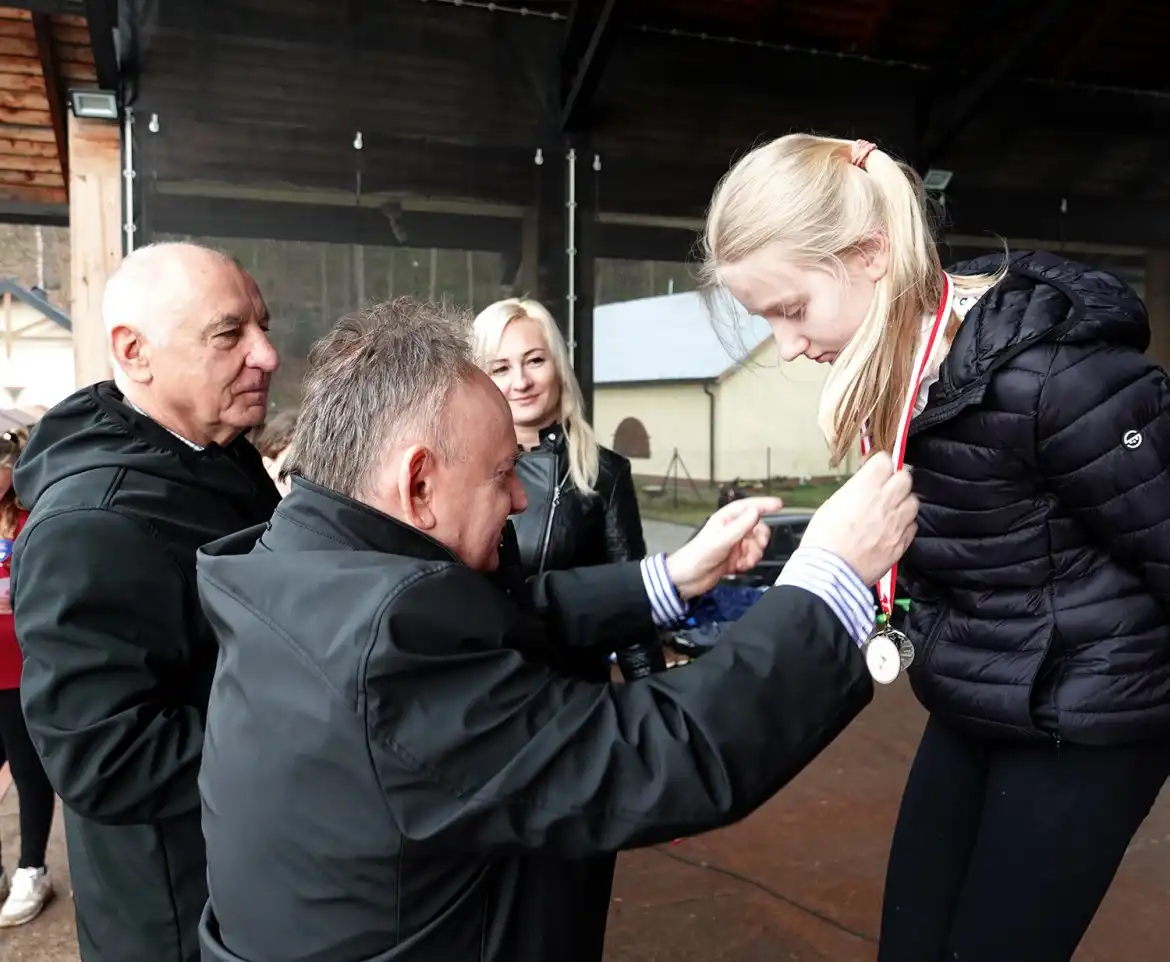 Mistrzostwa Powiatu w biegach przełajowych. W zawodach uczestniczyło blisko 800 dzieci ze szkół podstawowych i średnich z Sądecczyzny