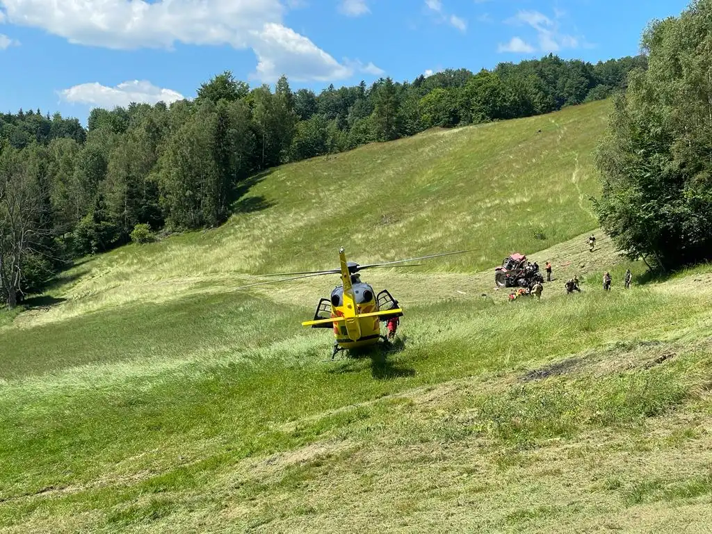 Wypadek w Wierchomli Wielkiej: Ciągnik rolniczy wywrócił się i stoczył ze stromego zbocza. Ranny kierowca trafił do szpitala