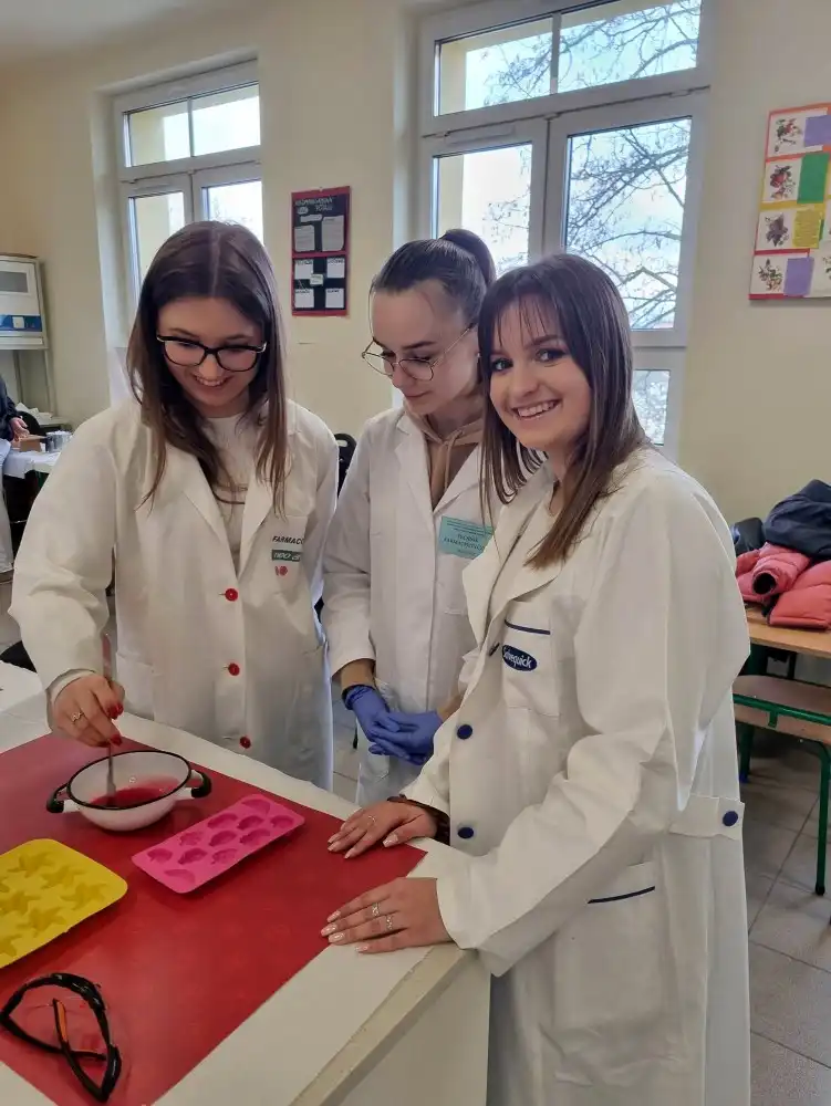 Uczniowie z ZSP w Krynicy-Zdroju zrobili odcisk szczęki a później makijaż