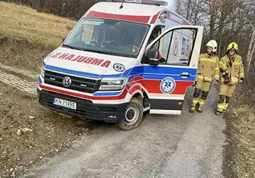 Akcja ratunkowa w Mystkowie. Strażacy pomogli dotrzeć pogotowiu