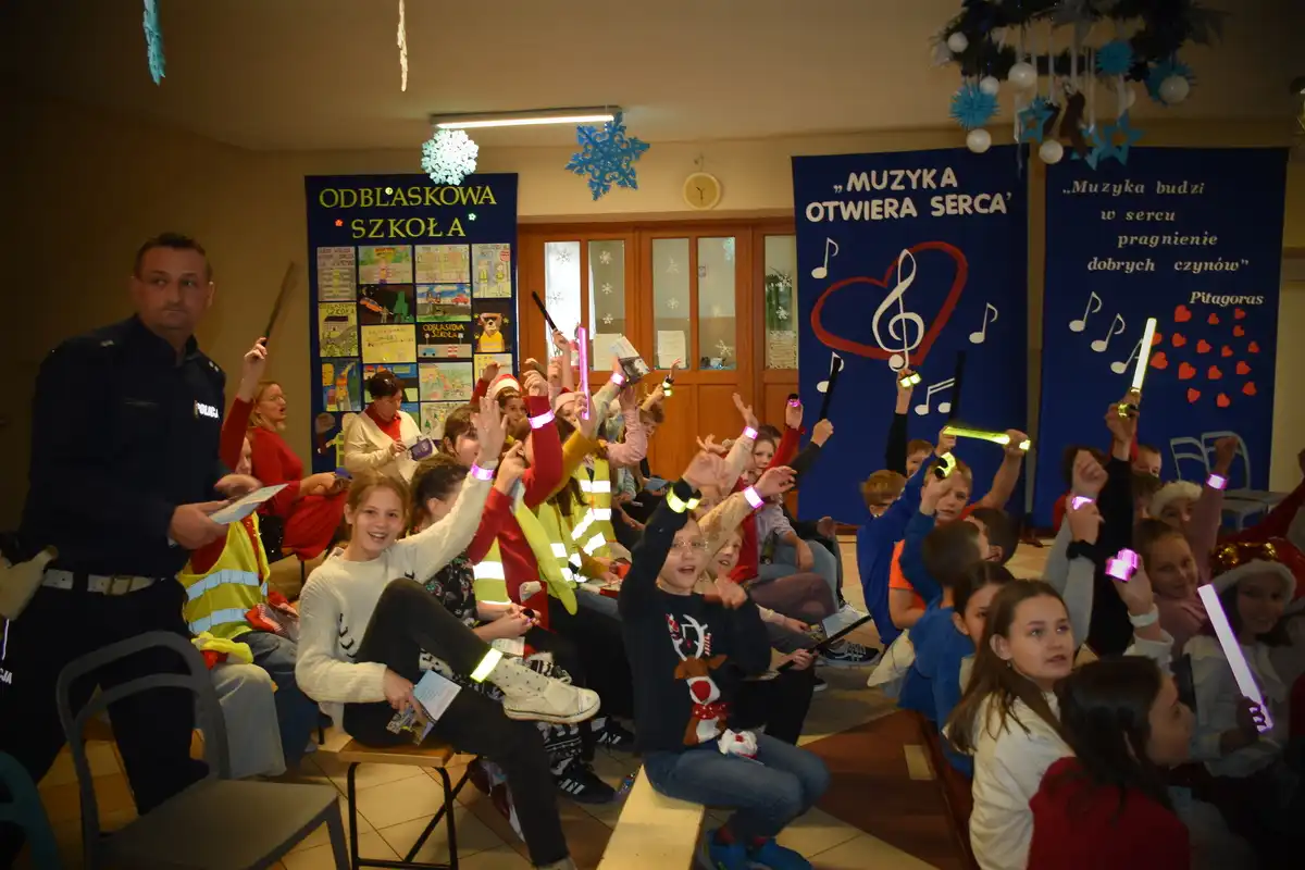 Świąteczna akcja, która łączy. Mikołaj, uczniowie i policja dbają o bezpieczeństwo na drogach