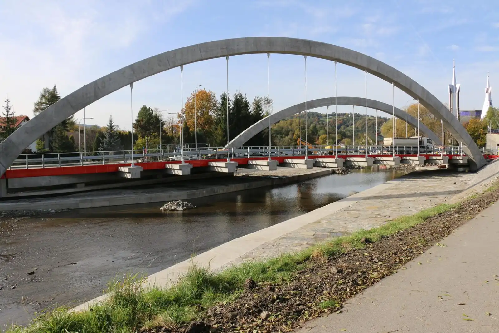 Limanowa: Pierwsze warstwy asfaltu na moście w ciągu ul. Lipowej