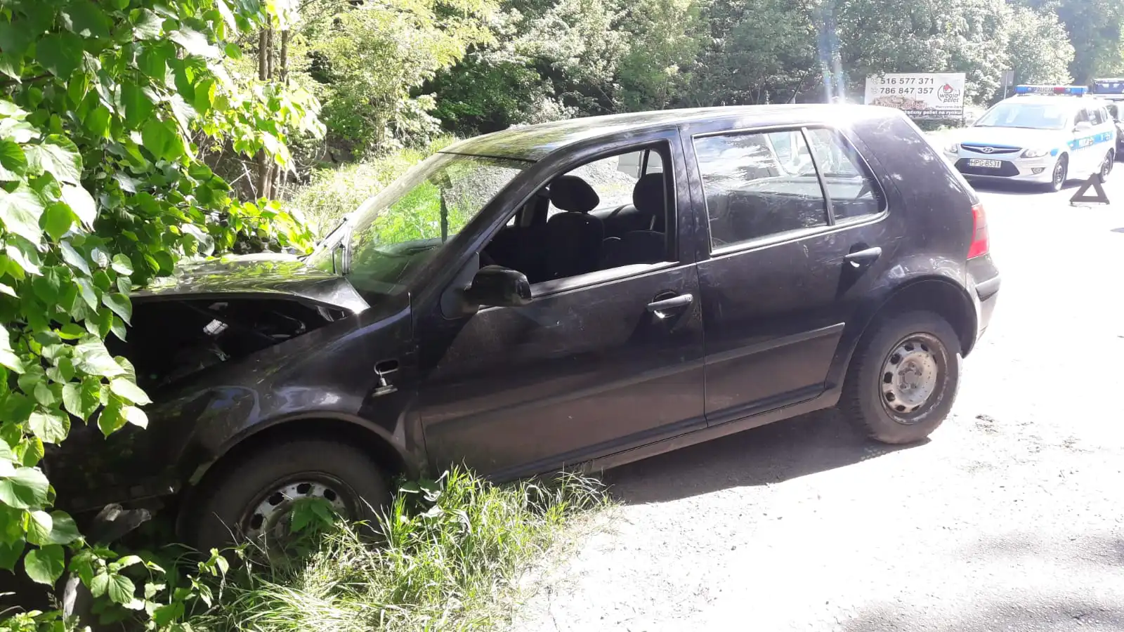 Golf wypadł z drogi i uderzył w drzewo. Kierowca w szpitalu