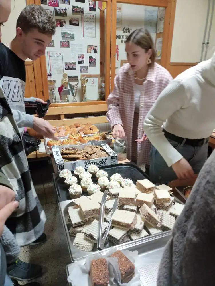 Uczniowie ZSZ w Grybowie upiekli ciasta żeby zebrać pieniądze dla chorego dziecka