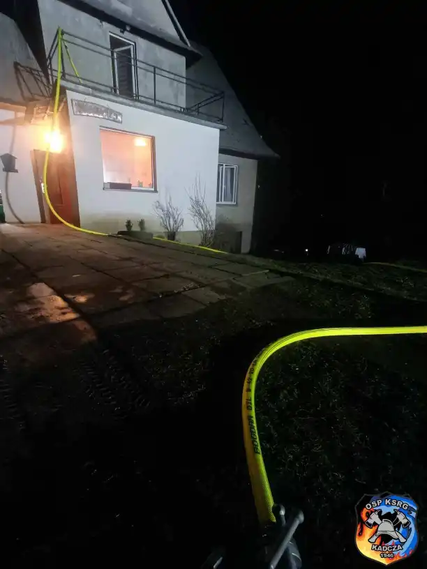 Jazowsko. Strażacy walczyli z pożarem sadzy w kominie