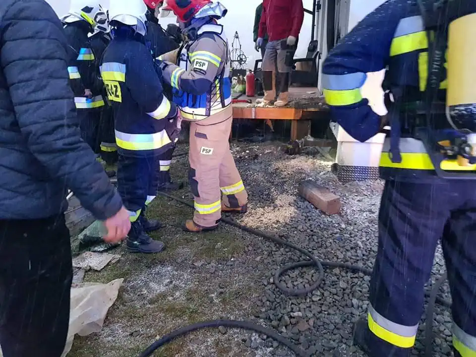 Tylicz. Pożar elewacji domu na ul. Pułaskiego. Na miejscu interweniowały trzy zastępy straży pożarnej