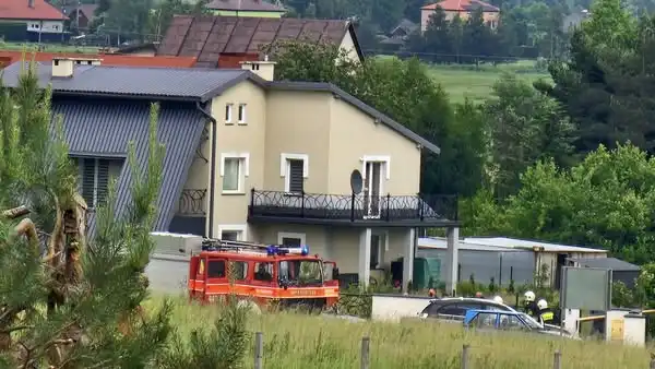 Dziecko uwięzione w bramie. Szybka akcja służb uratowała sytuację