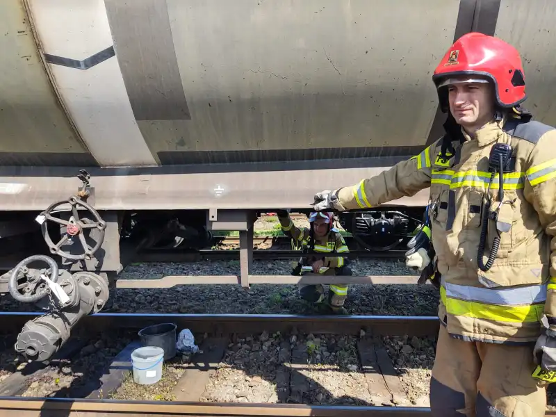 Nowy Sącz: Z cysterny kolejowej wyciekł olej. Interweniowali strażacy