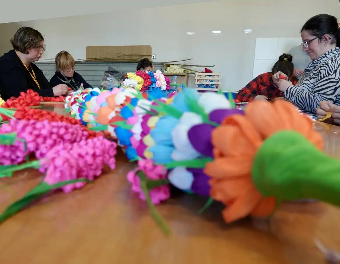 W ZAZ w Nawojowej osoby z niepełnosprawnościami robią świąteczne ozdoby