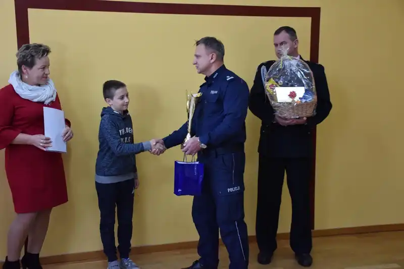 Zasadne: 11-letni chłopiec pobiegł po pomoc widząc mężczyznę leżącego na śniegu