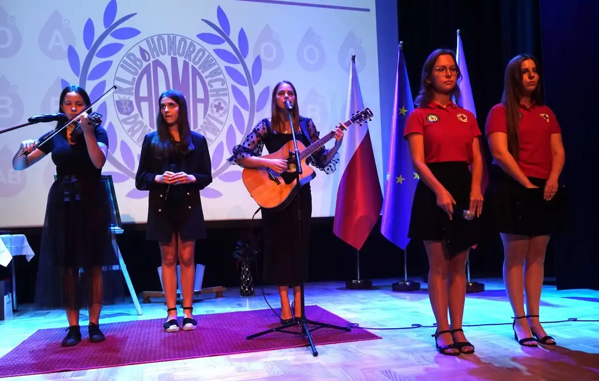 Sztandar HDK 'ADMA' w Grybowie poświęcony. Wyróżnienia dla krwiodawców