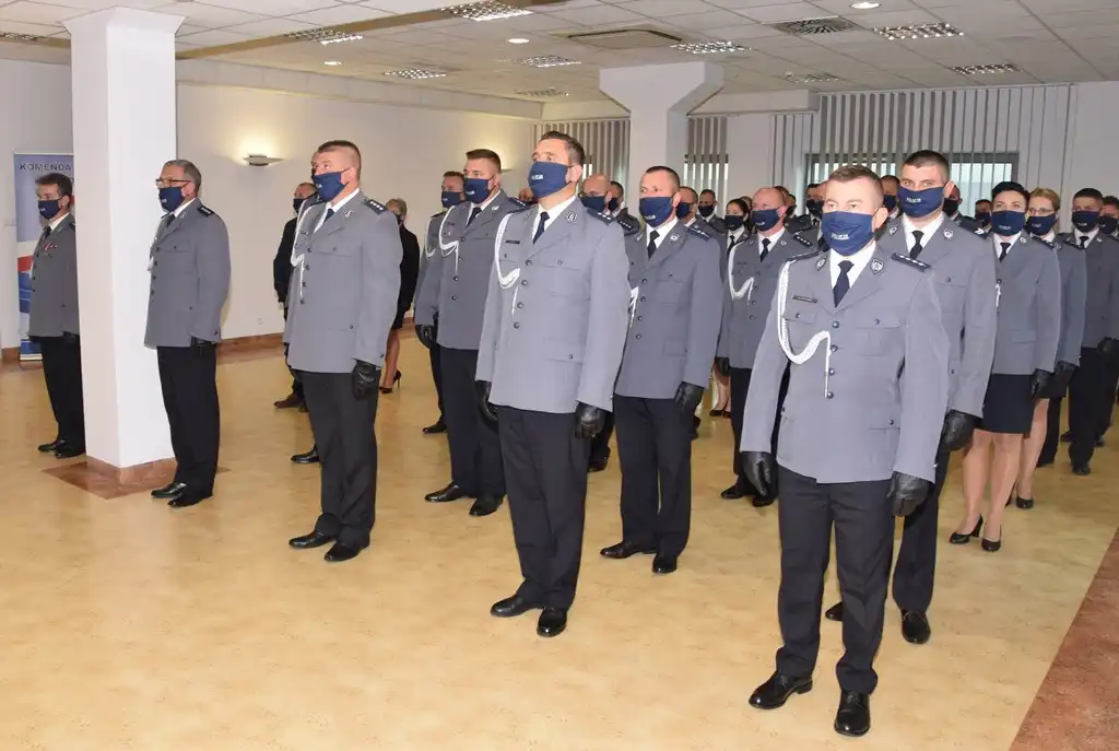 Starosta nowosądecki uhonorował zasłużonych funkcjonariuszy Policji Srebrnym Jabłkiem Sądeckim