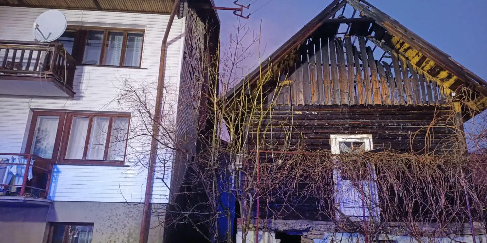 Głębokie. Groźny pożar drewnianego budynku, dwóch mężczyzn w szpitalu