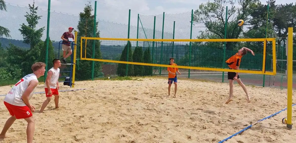 Nowi mistrzowie powiatu w piłce plażowej dziewcząt i chłopców