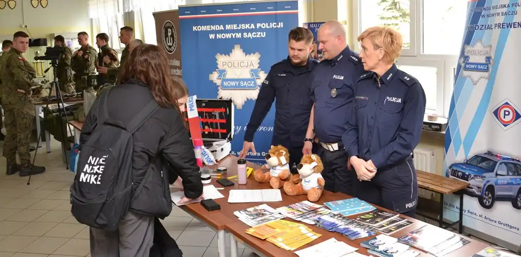 Sądeccy mundurowi opowiedzieli uczniom o zawodzie policjanta