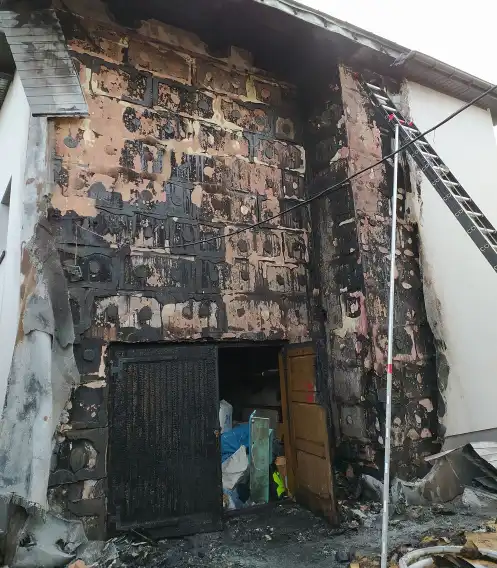 Pożar budynku mieszkalnego w Łącku. Płonęła elewacja