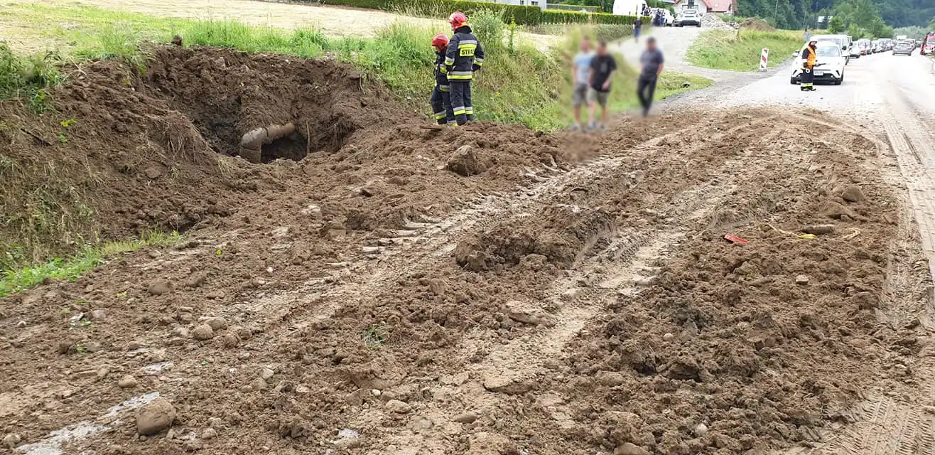 Wybuch gazu w Zabrzeży. Jedna osoba w szpitalu, dwa auta uszkodzone