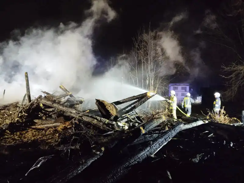 Barcice: spłonęły trzy budynki gospodarcze. Z ogniem walczyło 14 zastępów straży