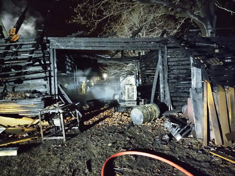 Barcice: spłonęły trzy budynki gospodarcze. Z ogniem walczyło 14 zastępów straży