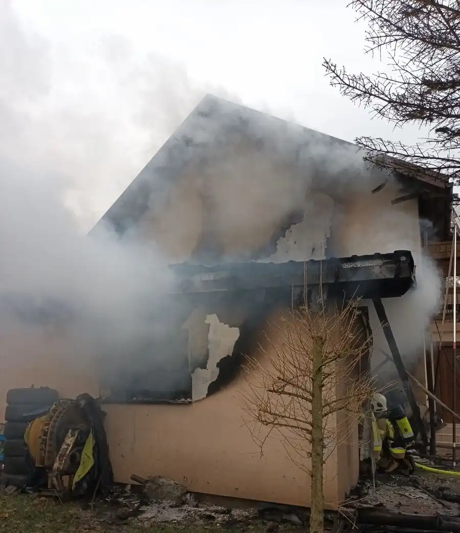 Pożar garażu w Gaboniu.  Zagrożony rozprzestrzenieniem się ognia był dom