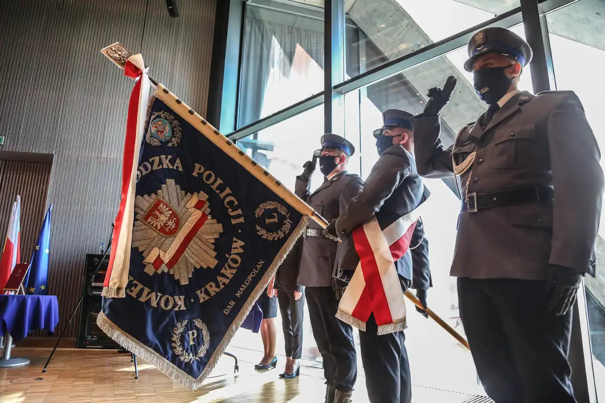 Szeregi małopolskiej Policji zasiliło 49 nowych funkcjonariuszy. Jeden z nich będzie pełnił służbę w Nowym Sączu