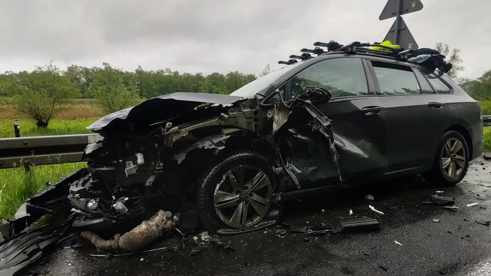 Wypadek w Witowicach Górnych. Zderzyły się dwa auta osobowe. Jedna osoba trafiła do szpitala