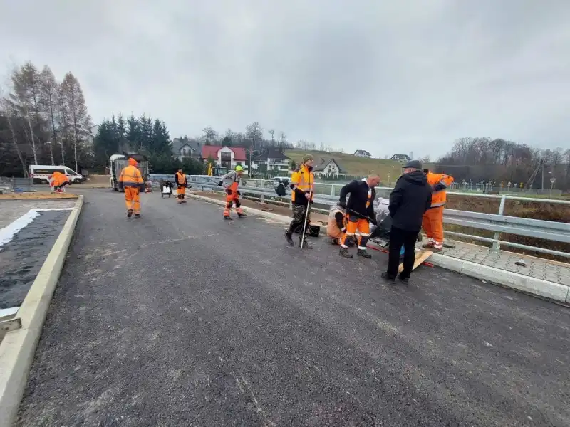 Trwa modernizacja drogi w Korzennej. Pierwsza warstwa asfaltu już położona