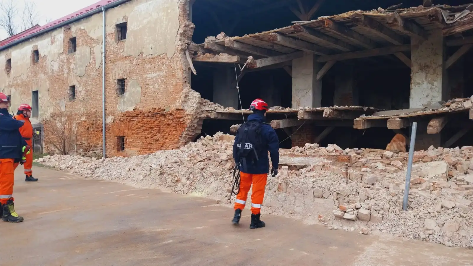 W Radłowie zawalił się stary spichlerz. Na miejsce zdarzenia przybyli ratownicy z Grupy Poszukiwawczo-Ratowniczej „Nowy Sącz”