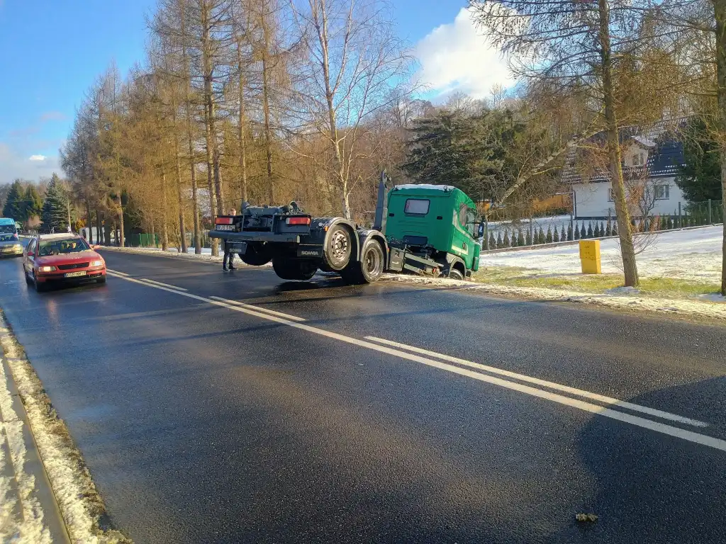 Początek roku na drodze. Ciężarówka w rowie na DK28