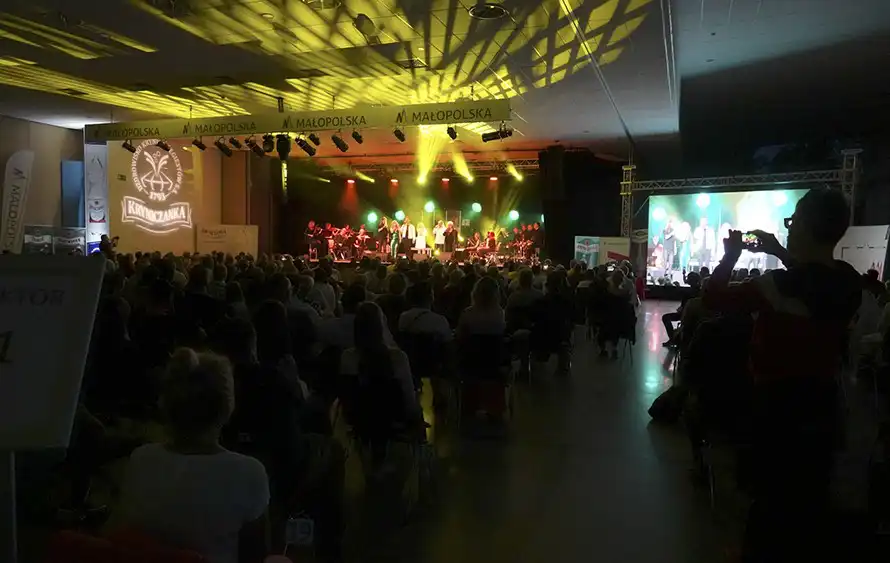 Koncert "EVERGREENS" w krynickiej Pijalni. W trakcie imprezy wystąpił Tomasz Bulzak