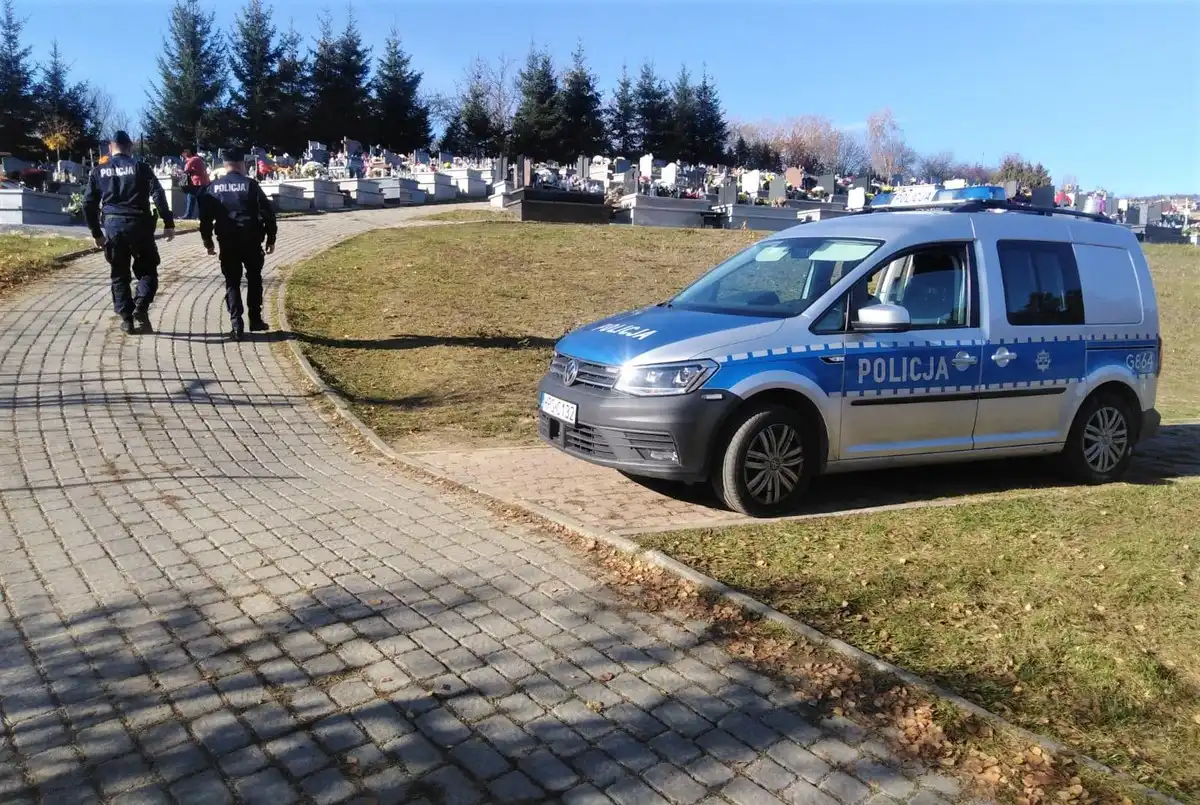 6 wypadków, 36 kolizji, 7 osób rannych i 12 nietrzeźwych kierowców - bilans działań sądeckiej Policji w okresie Wszystkich Świętych