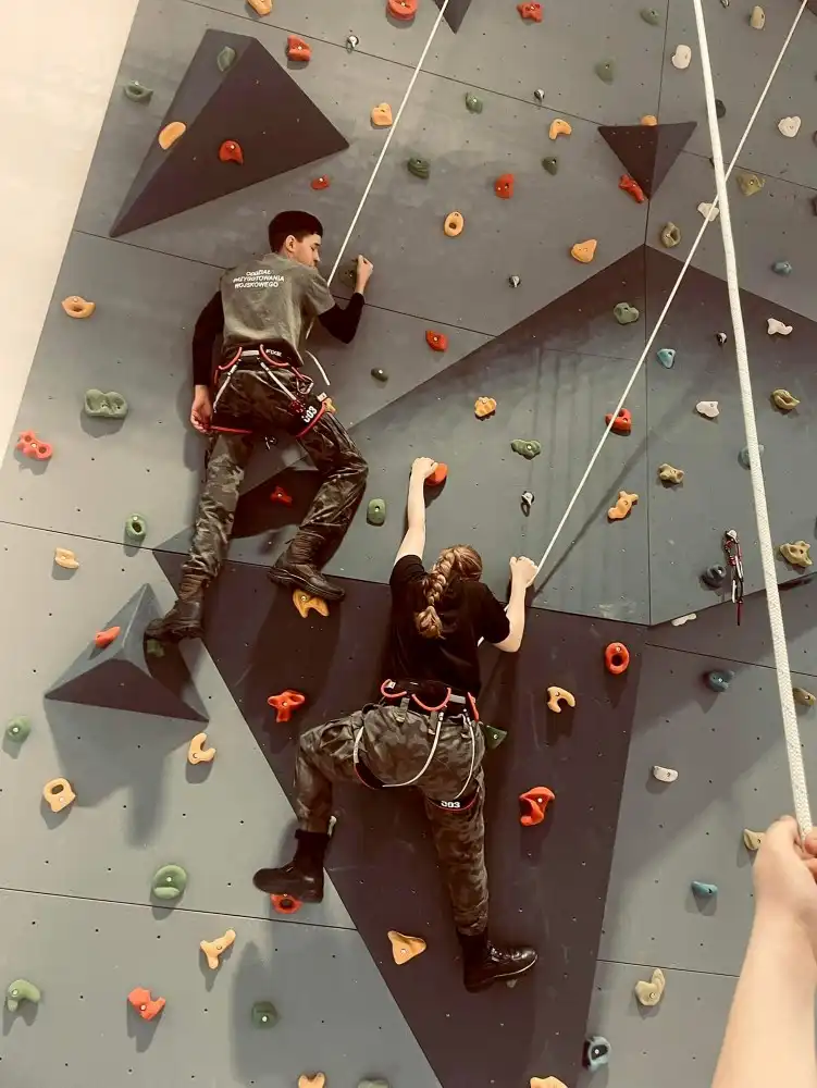 Uczniowie z ZS w Marcinkowicach ćwiczą na wysokości