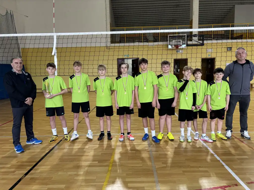 Gminny Turniej Siatkówki w Tymbarku. Zacięta rywalizacja i emocjonujące zwycięstwa