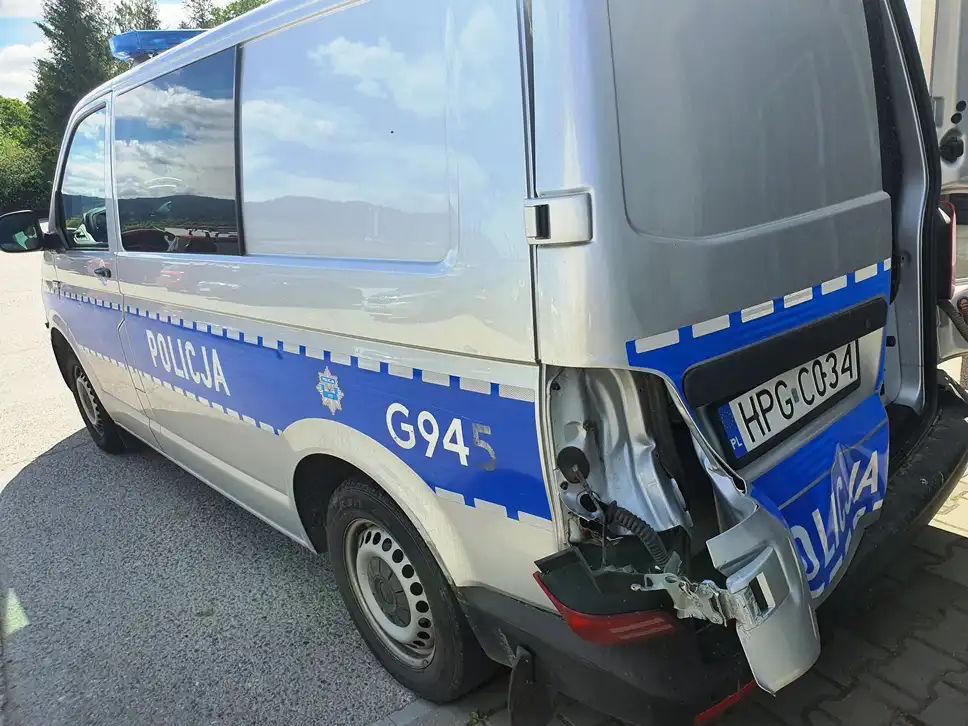 Limanowa: 32-latek uciekał przed policją i wjechał w radiowóz