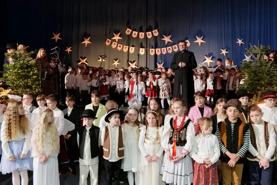 Wzruszenia, kolędy i wspólne Sto lat w Szkole Podstawowej w Świniarsku