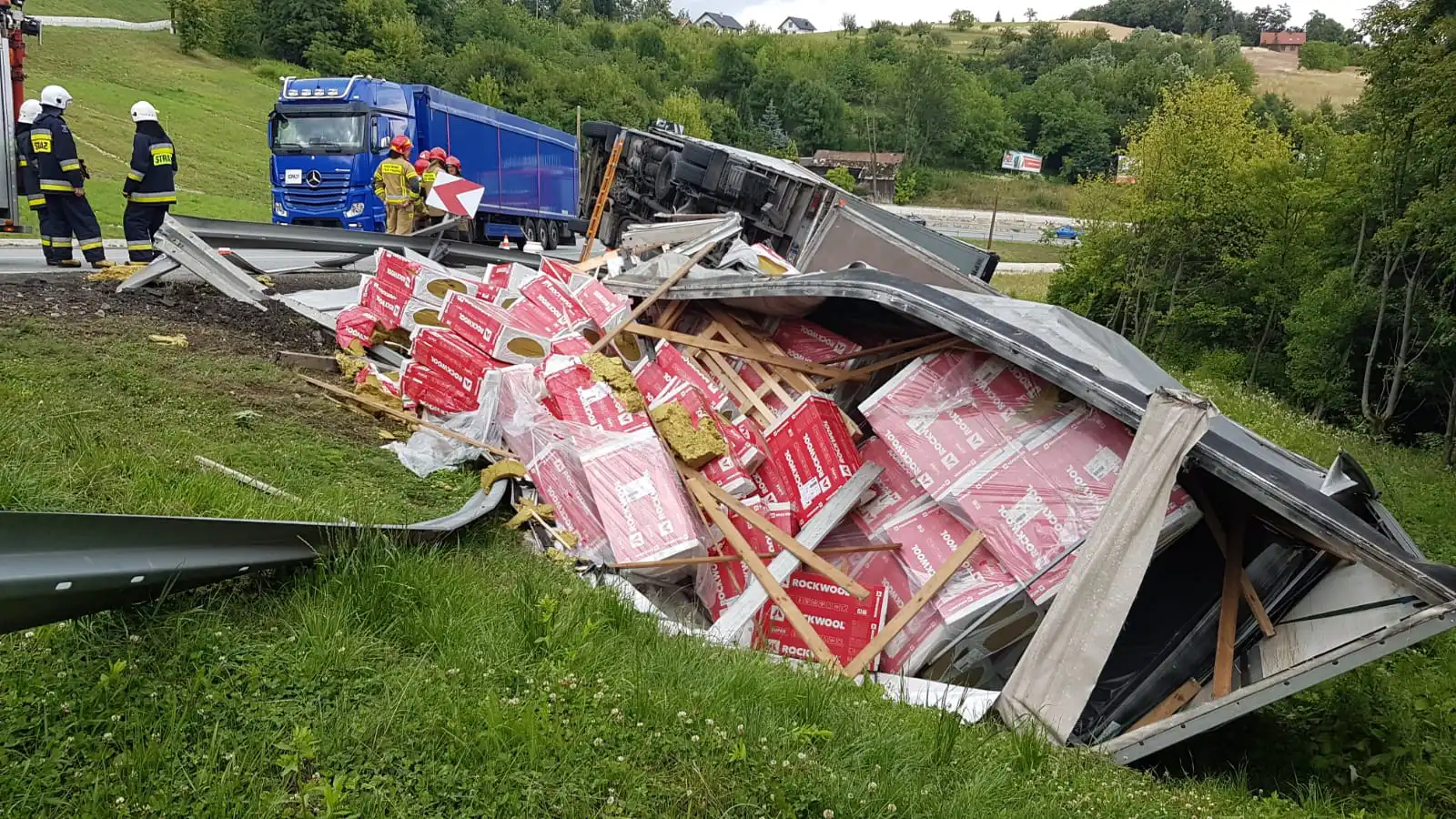 W Tęgoborzy ciężarówka z przyczepą wypadła z drogi