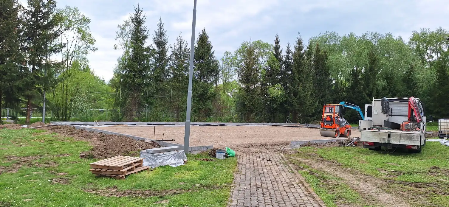 Nowe życie dla Orlika w Tymbarku. Ruszyła modernizacja kompleksu sportowego