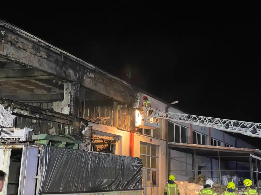 Pożar w hali produkcyjnej na ulicy Magazynowej w Nowym Sączu. Z ogniem walczyło 13 zastępów straży