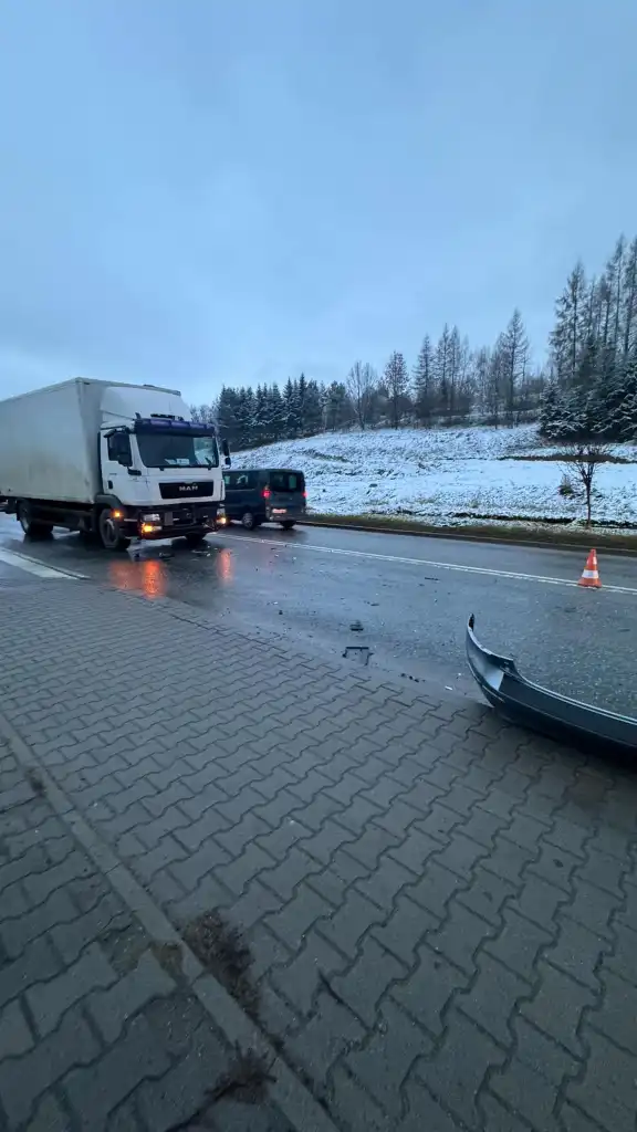 Kolizja na ul. Kolbego w Mszanie Dolnej. Jedna osoba poszkodowana