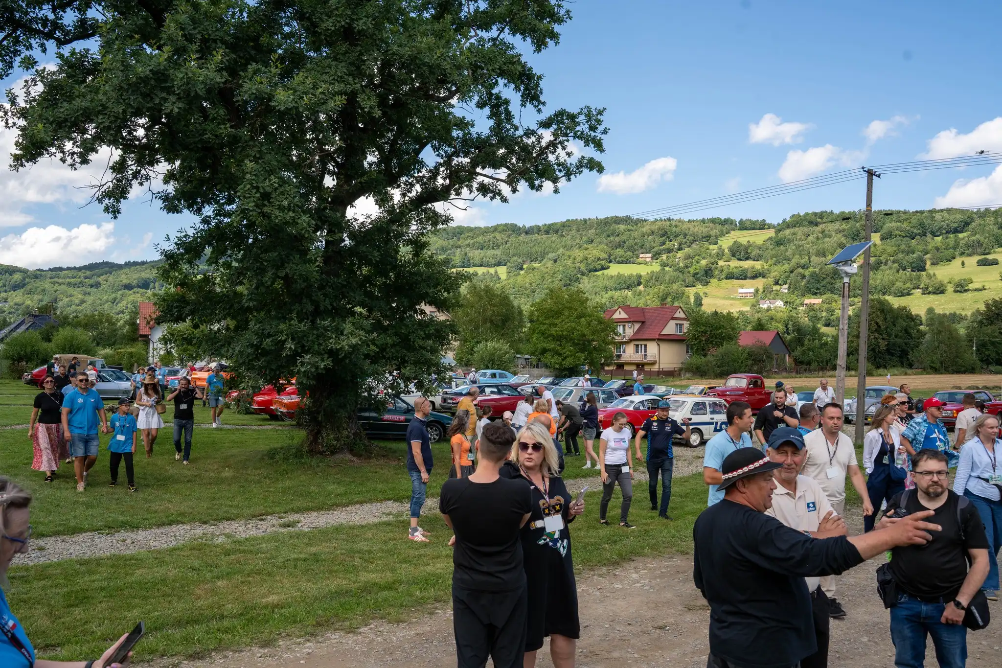 Motoryzacyjna podróż w czasie. XVII Zlot Zabytkowych Pojazdów zawitał do powiatu limanowskiego