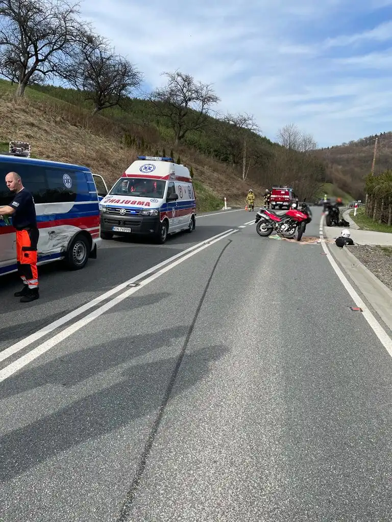 Wypadek na DW975 w Siennej. Jedna osoba trafiła do szpitala
