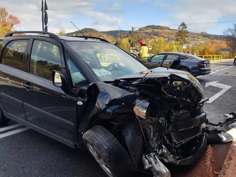 Paszyn: Dwie osobówki zderzyły się i uszkodziły przejeżdżającą obok ciężarówkę