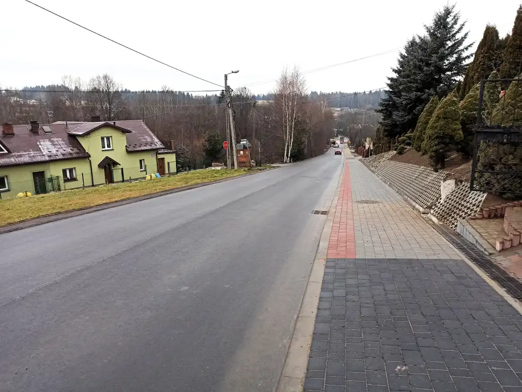 Nowy chodnik w Łazach Biegonickich. Koniec z niebezpiecznymi poboczami